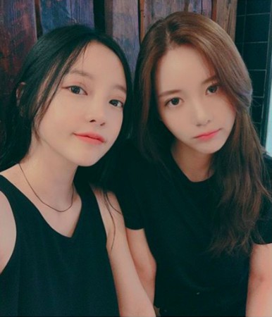 韩瑞希来到具荷拉灵堂祭奠，摆放着具荷拉爱吃的韩式料理，令人不胜唏嘘