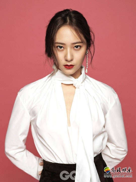 时尚杂志《GQ》方面公开演员郑秀晶拍摄最新写真，并评选其为年度女性