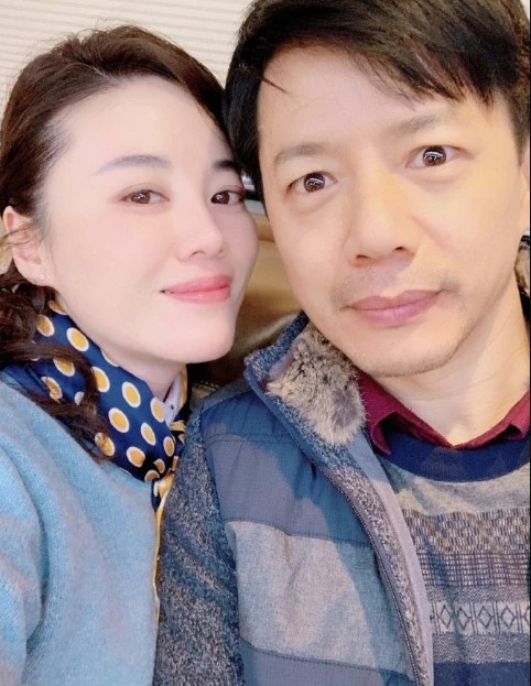 段奕宏妻子王瑾晒出与老公合影！两人脸贴脸合照十分恩爱，都很有夫妻相