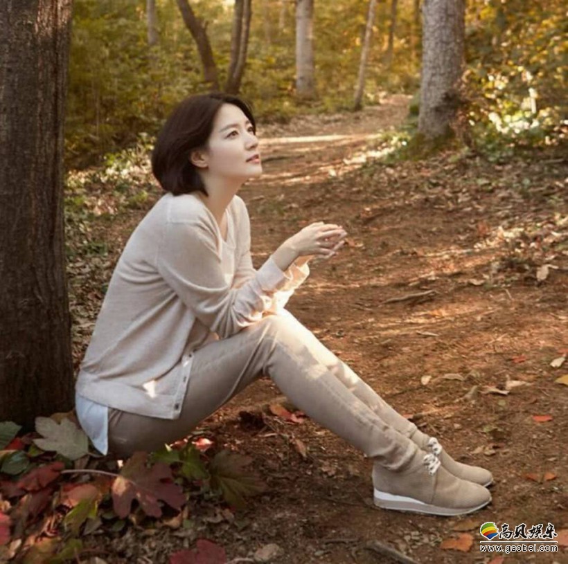 李英爱现身孩子学校与粉丝合影李英爱现身孩子学校李英爱旧照近日,有