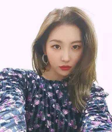 韩国女歌手宣美出席粉丝婚礼演唱祝贺歌曲！婚礼结束后宣美在SNS上发照