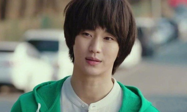 韩国艺人金秀贤在播出的tvN电视剧《爱的迫降》中客串出场而成为了话题