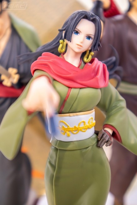《海贼王》女帝和服手办，身穿绿色和服，配上红色围巾，颜色显得很协调