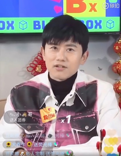 张杰现身某节目直播，谈到被拍到和谢娜就餐时拥吻“夫妻私下正常互动”