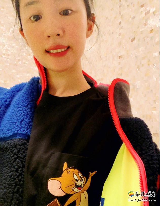刘亦菲晒出自拍照，多彩撞色毛绒外套，对着镜头进行搞怪仰拍，童趣十足