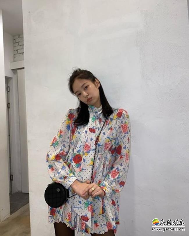 BLACKPINK成员JENNIE发布近照，秀出完美比例身材而吸引广大粉丝目光