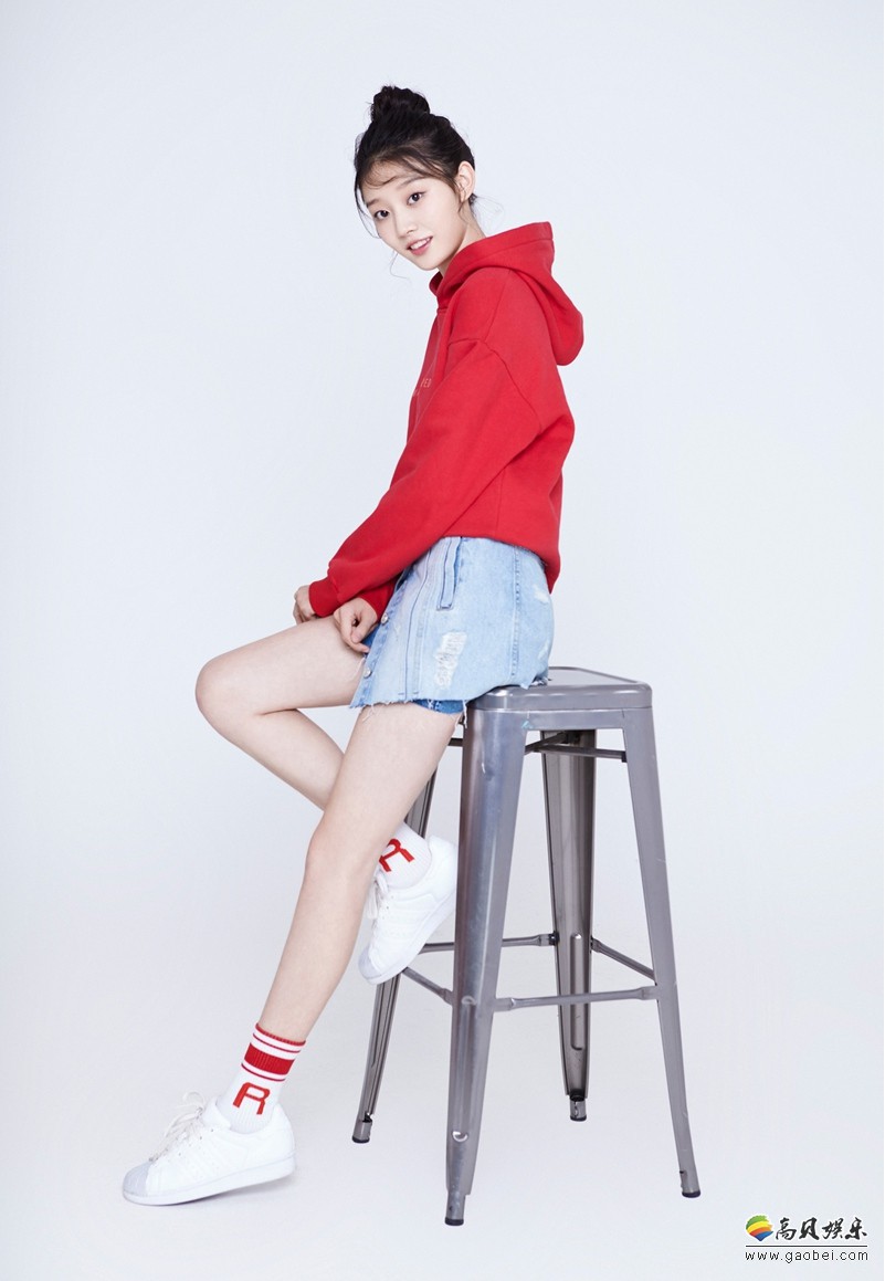 95后小花李嘉慧曝光写真大片！红色卫衣＋牛仔短裙，可爱丸子头简单俏皮