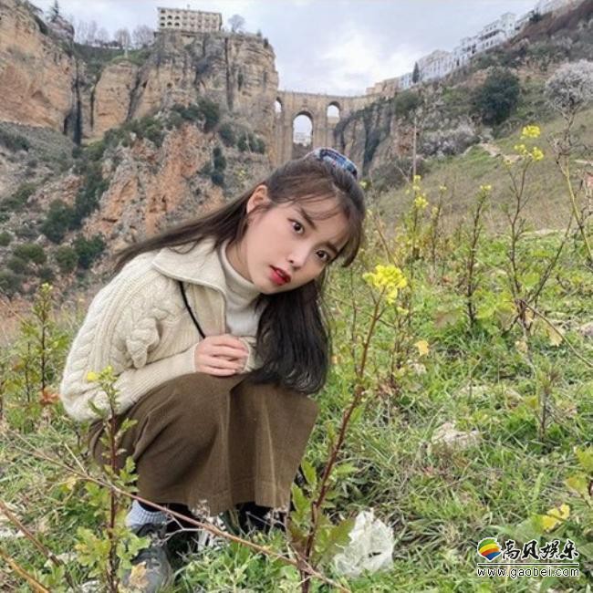 IU在社交网站发布一组她在西班牙旅行时拍摄照片，吸引了广大粉丝的目光
