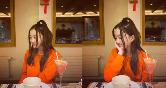 李亚鹏、王菲女儿李嫣在国外过年晒出了美美自拍，为粉丝们送来新年祝福