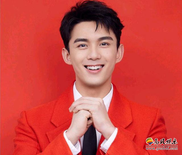 2020央视春晚吴磊加盟魔术节目！在节目表演过程中，吴磊戴的麦不慎掉落
