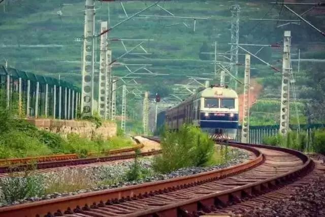 中国铁路官微介绍一辆非常另类的火车，只有4节车厢，速度只有高铁1/10