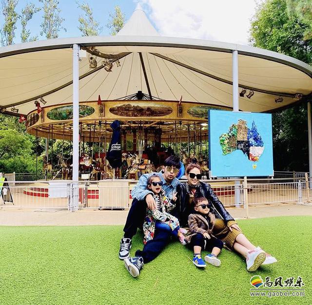 周杰伦晒出一家四口同框照，女儿小周周与儿子小小周在爸妈身前笑容开心