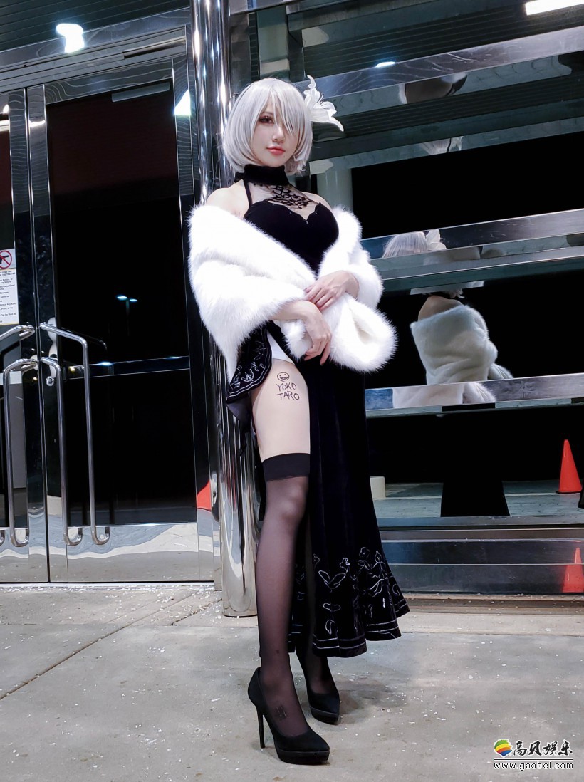 美女Coser分享照片《尼尔：机械纪元》监督横尾太郎给她签名签到了腿上