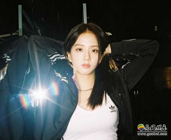 女团BLACKPINK成员JISOO身着运动服拍摄照片，展示其出众美貌和身材
