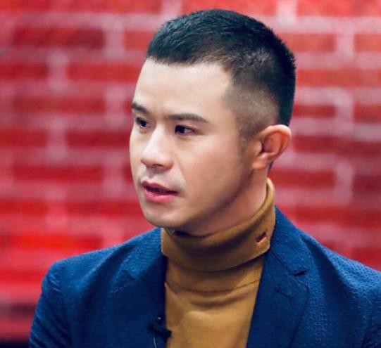 《逐梦演艺圈》导演毕志飞近日连发数条微博斥徐峥，并要徐峥滚出娱乐圈