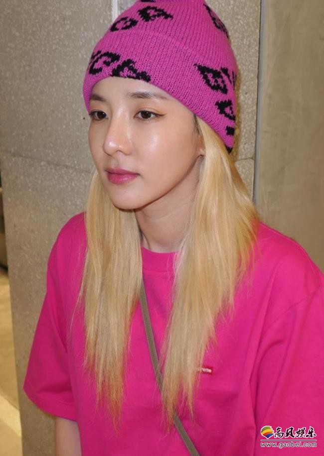 韩国女歌手sanDARA近日发布一组近照，青春靓丽形象吸引众多粉丝的目光