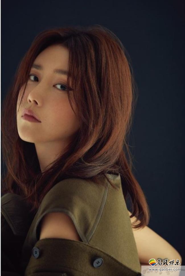 蔡贞安为某杂志最新一期拍摄一组写真照，清新雅致气质美女令人感觉不同