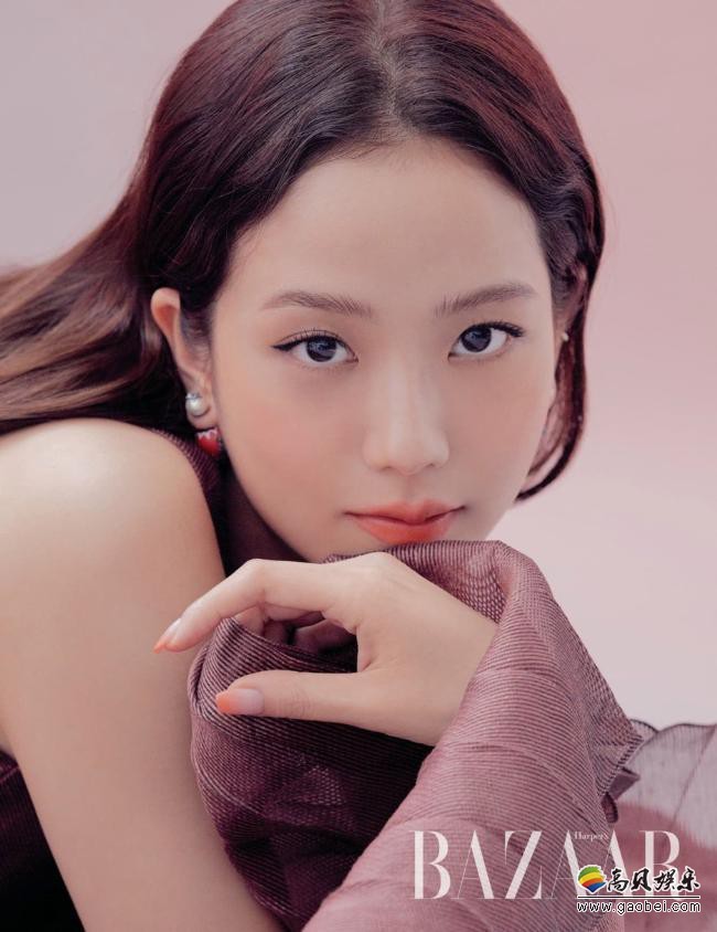 韩国女团BLACKPINK成员JISOO最新杂志写真曝光，吸引众多粉丝的目光