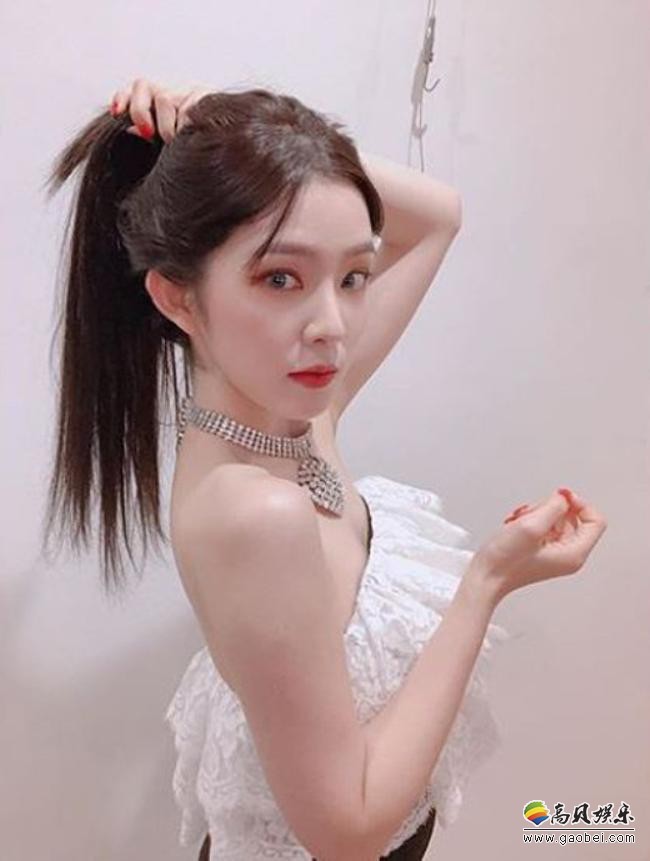 韩国女团RedVelvet成员Irene近日发布一组近照，吸引了广大粉丝们的目光