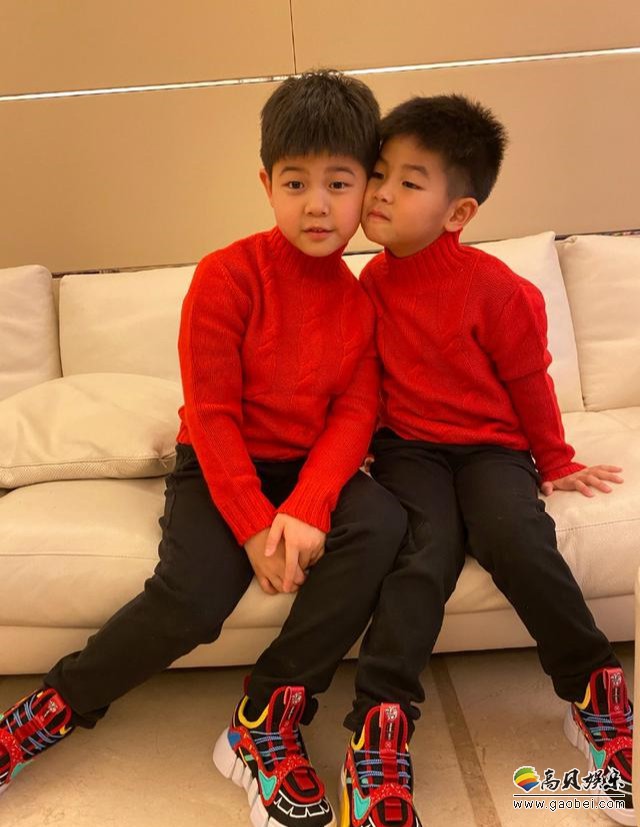胡可晒出安吉和小鱼儿穿同款红毛衣照“希望一切好起来”兄弟俩搞怪自拍
