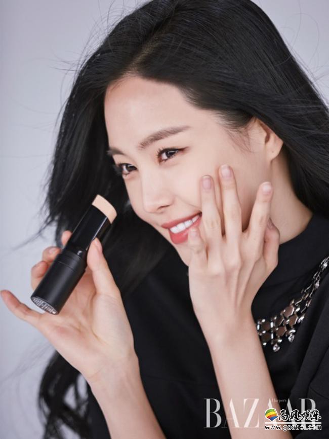 韩国女团A Pink成员孙娜恩近日为某时装杂志最新一期拍摄了一组美妆写真