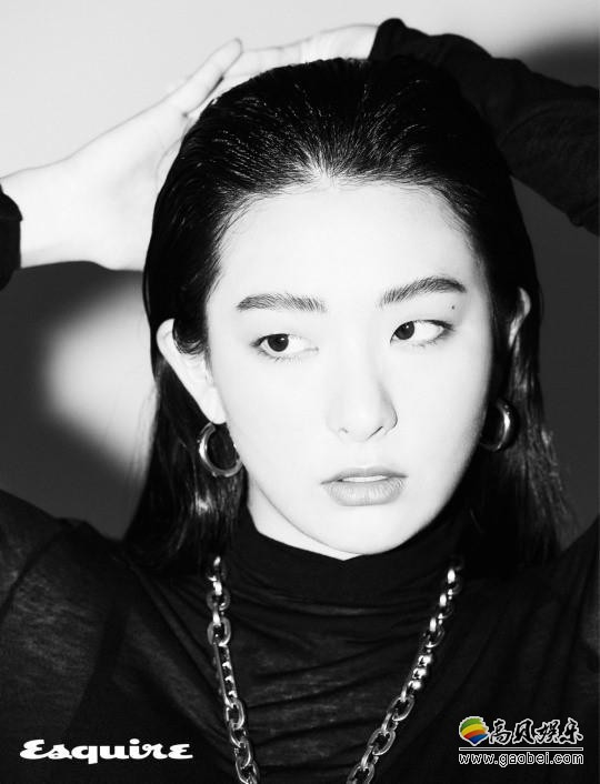 韩国女团RedVelvet成员SEULGI在SNS发布一组近照，吸引众多粉丝的目光