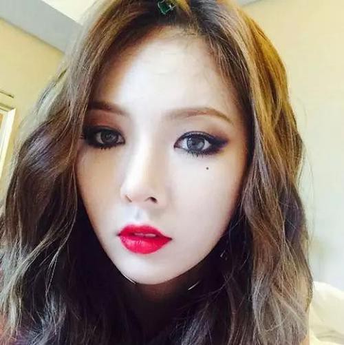韩国女艺人泫雅发布一组近照，展示全新的烟熏妆造型，吸引大批粉丝关注