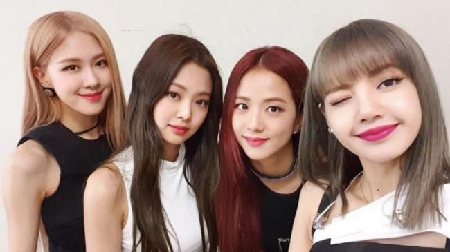 BLACKPINK工作人员公开成员们送的礼物，竟然是脱销的PRADA HOBO包