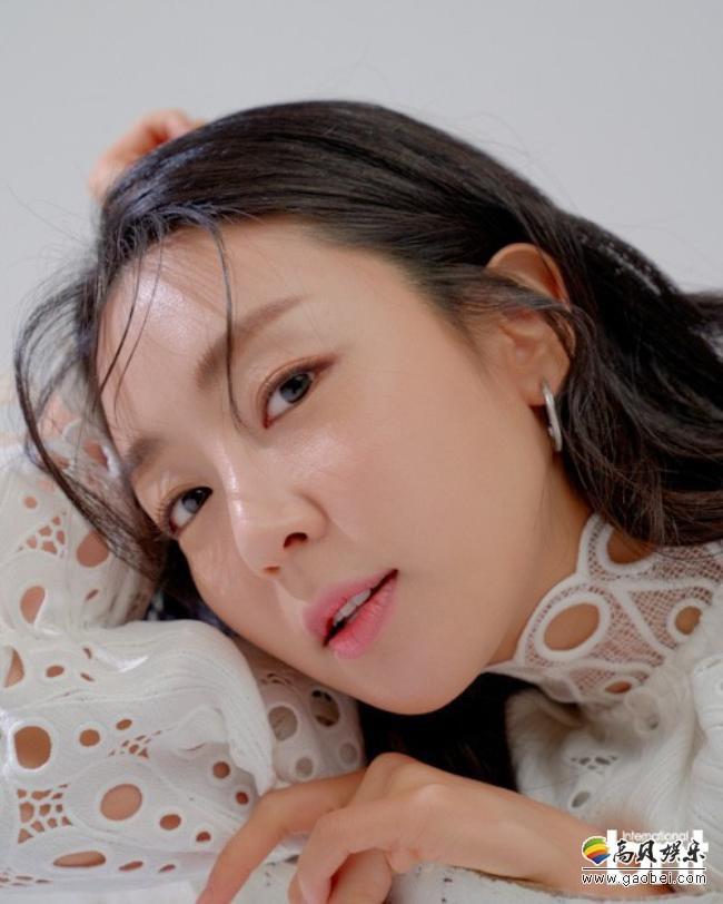 韩国女艺人李娜京最新杂志写真近日在网上曝光，吸引了广大粉丝们的目光