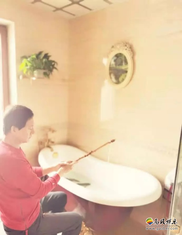 郑爽爸爸郑成华发晒出他在家里浴缸钓鱼图片“能不动就不动，在家宅着”