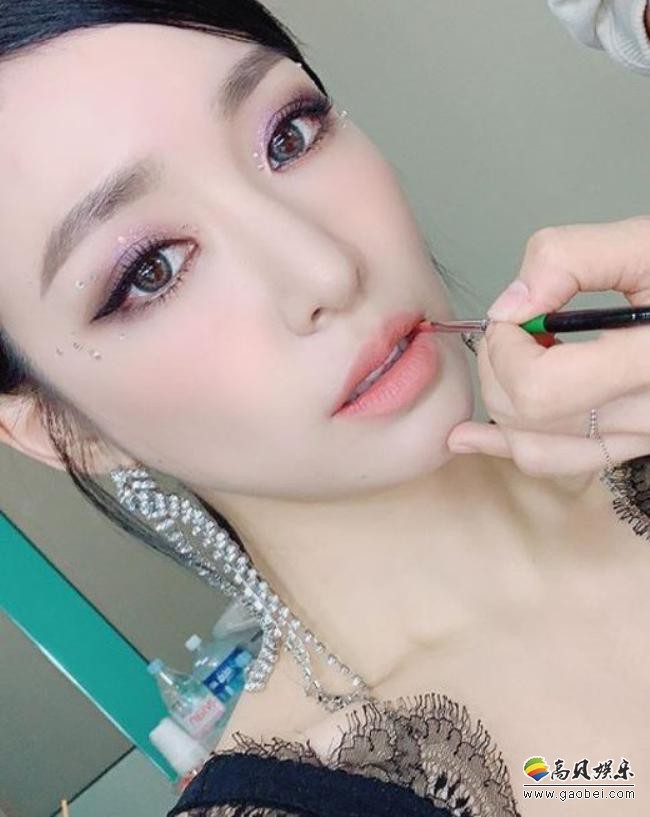 韩国女歌手Tiffany Young发布近照，尽展优雅迷人魅力吸引粉丝们的目光