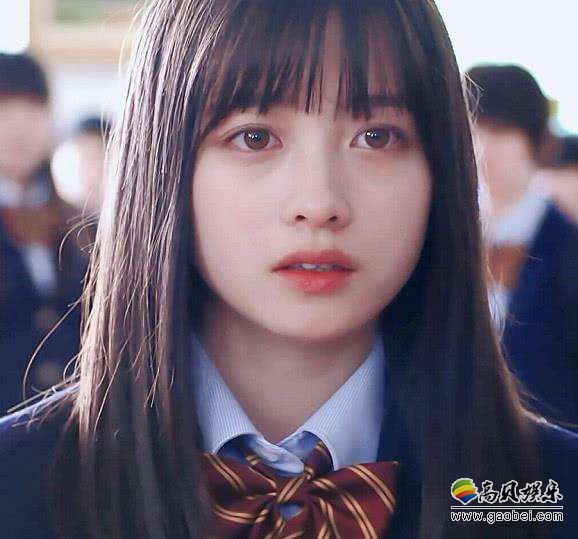 桥本环奈假期生活和普通20岁女孩没什么差别，看剧、看动漫、散步晒太阳