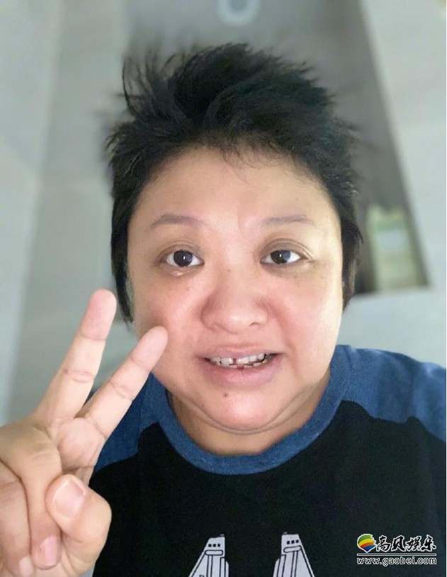 韩红晒出自拍照报平安，对镜比着剪刀手，勉强露出微笑，似乎满脸的疲惫