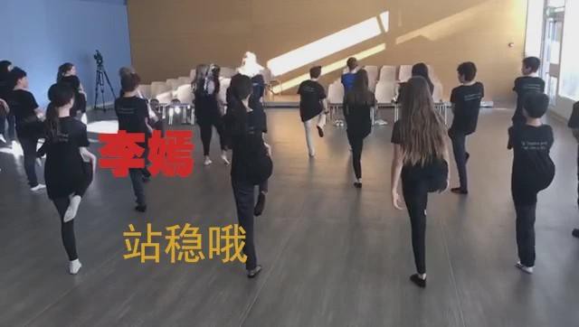 李嫣在学校学习跳舞画面曝光，她非常低调地站在后排，学习态度相当认真