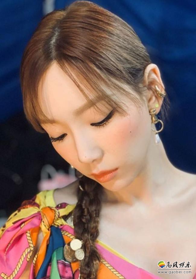 韩国女艺人泰妍近日在SNS发布一组近照，展示其出众容貌与完美无瑕肌肤