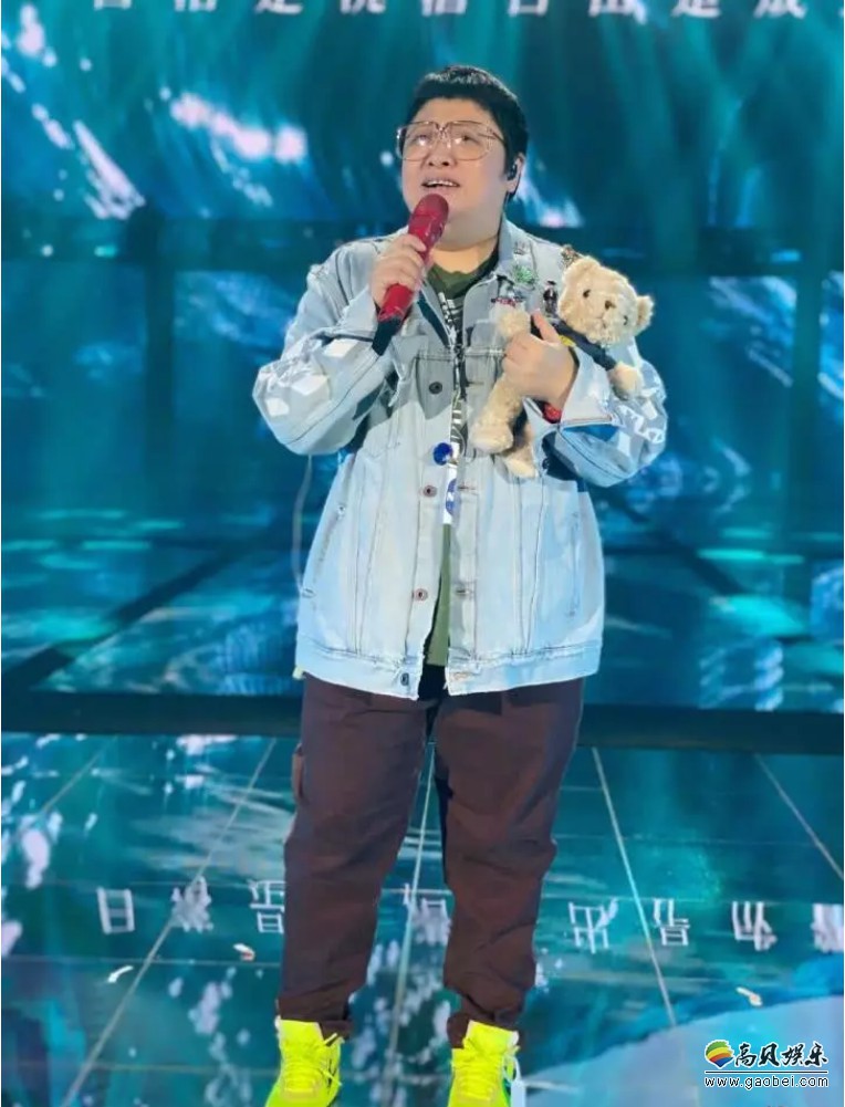 网传韩红太劳累病倒消息，引发网友们关心！工作人员告诉记者“造谣的”