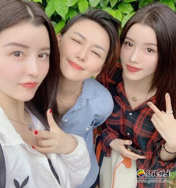 by2晒出与孙燕姿同框照“在新加坡到处扫货收集物资，希望能出一份力”