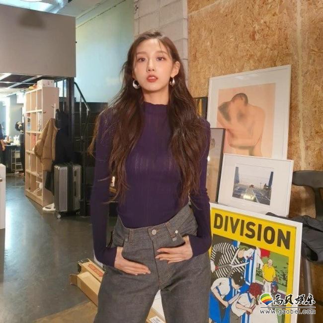 Lovelyz郑艺仁发布杂志写真拍摄现场照，其美貌和完美身材吸引粉丝目光