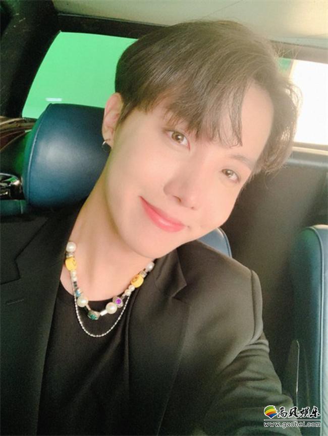 J-HOPE通过防弹少年团官方SNS发布“That's My EGO”文章和多张照片
