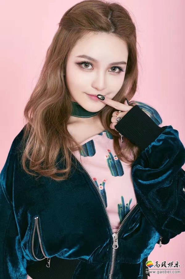 罗志祥女友周扬青晒出撸猫小视频“再坚持一下豆豆，疫情很快就会过去”