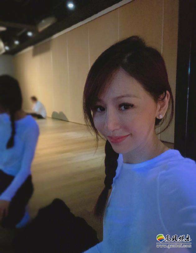 王心凌晒出运动自拍照！王心凌素颜出镜，穿白T恤，扎马尾辫，对镜甜笑