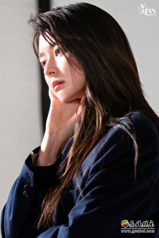 韩国女艺人权娜拉的经纪公司官网发布一组权娜拉在拍摄杂志写真的现场照