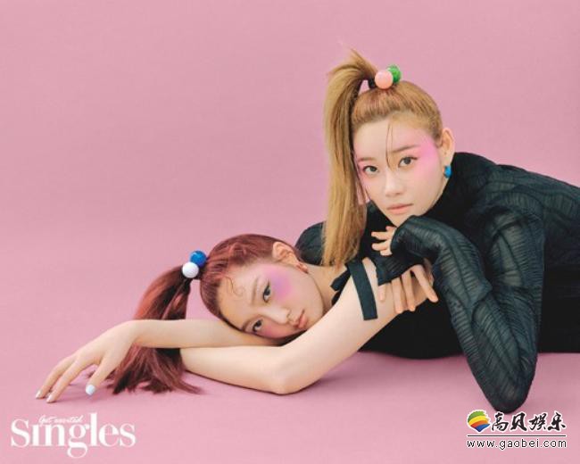 AOA徐酉奈与金澯美携手为某杂志最新一期拍摄写真，展现出古灵精怪气场