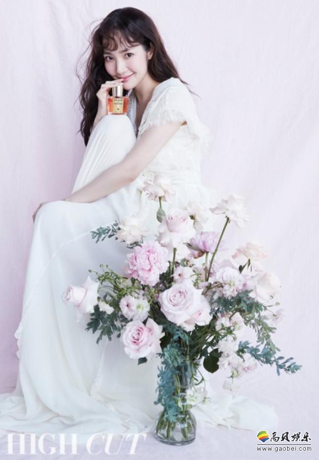 韩国女艺人朴敏英受某杂志邀请，为该杂志最新一期拍摄了一组时装写真照