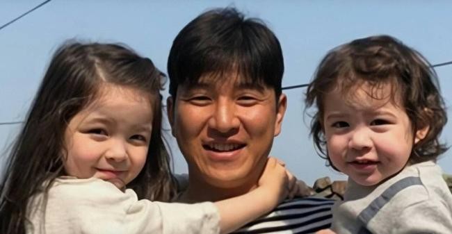 足球选手朴柱昊妻子安娜公开建厚和弟弟照片哥哥温柔亲吻弟弟却被拒绝