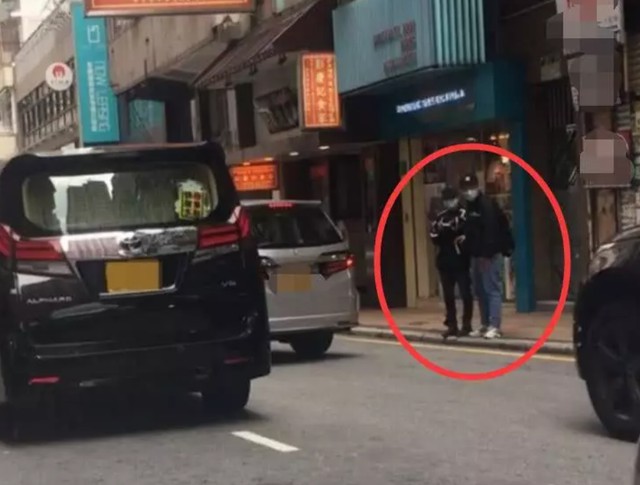 港媒曝光许志安戴着口罩同行一名女子,爆料者判定其“肯定不是郑秀文” 港媒曝光许志安戴着口罩同行一名女子,爆料者判定其“肯定不是郑秀文”