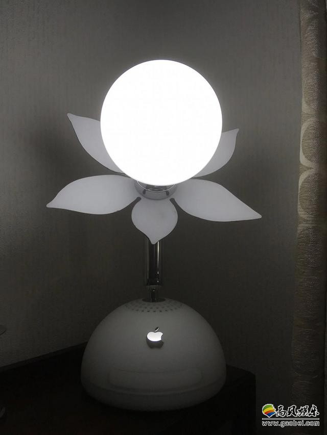 网友巧妙地将iMac G4屏幕取下，并改装成一盏拥有原厂底座的个性化台灯