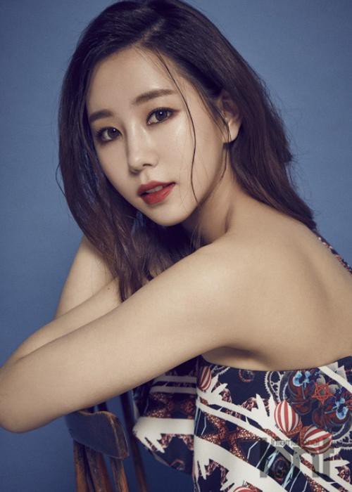 韩国女艺人黄宝美近日发布泳装照，大秀性感火爆身材而吸引广大粉丝目光