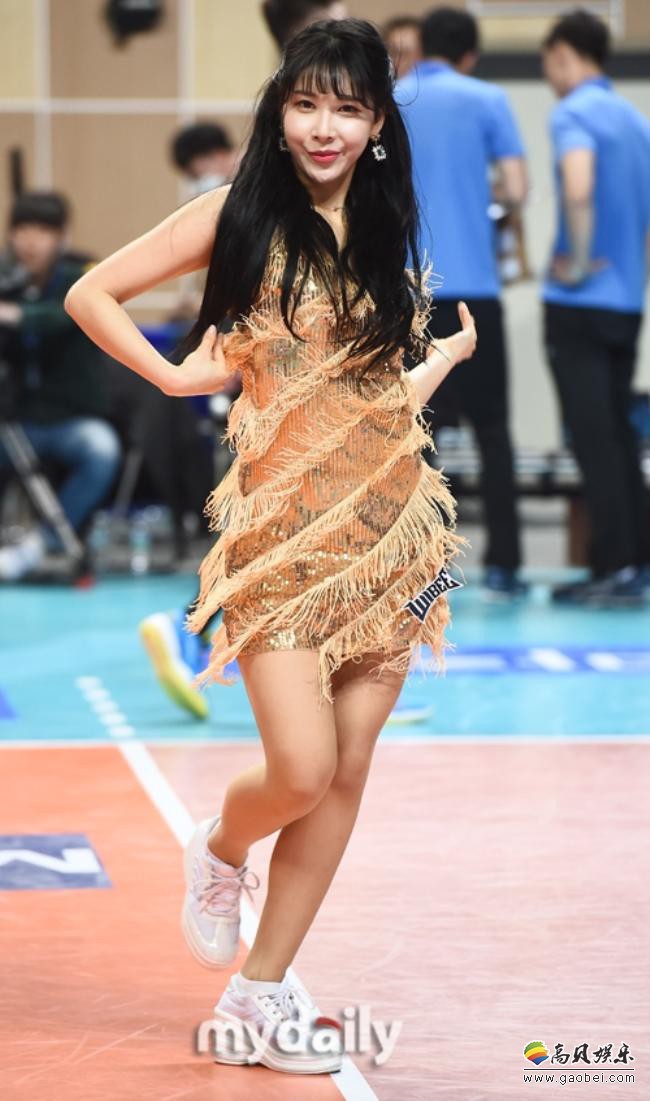 首尔举行某场职业排球比赛，啦啦队女郎们热舞助阵，吸引现场观众们目光