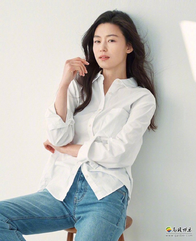全智贤最新品牌写真曝光！白衬衫搭配牛仔裤，演绎简约风格诠释爽朗气质
